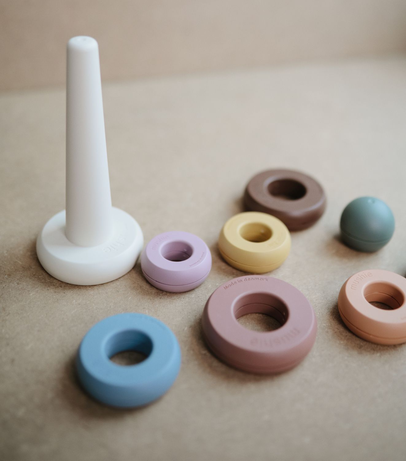 MUSHIE Stacking Rings Ringtower Toy
