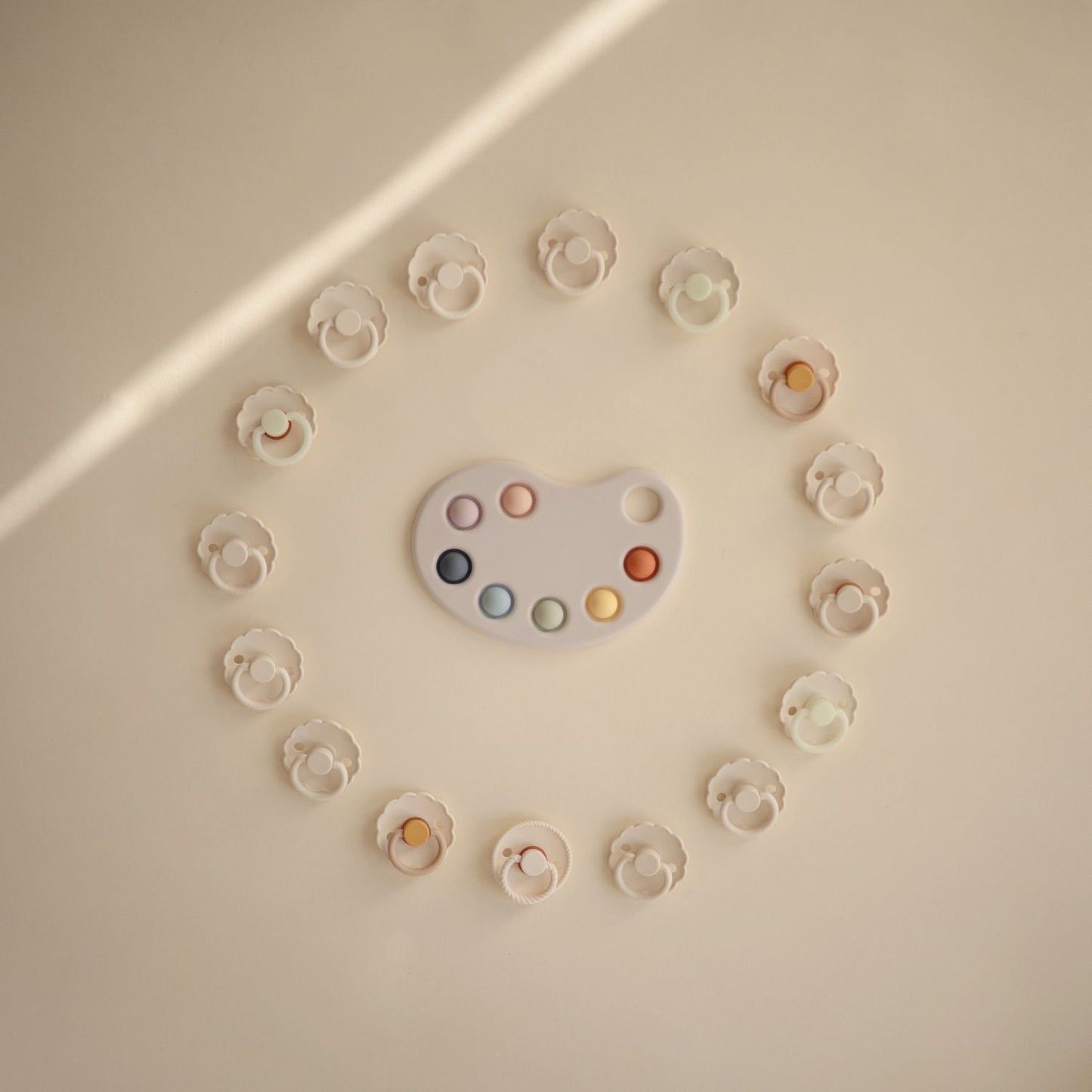 MUSHIE Paint Palette Press Toy
